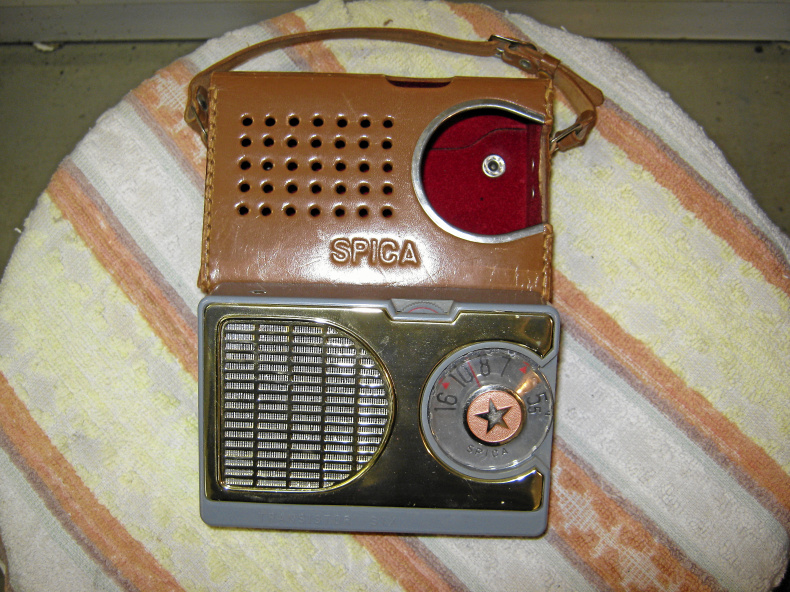 Gammal liten Spica transistorradio